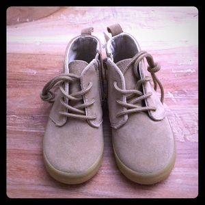 Brand new gap toddler boys chukka boot/sneaker